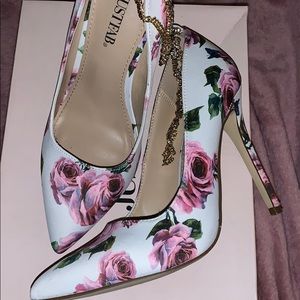 JustFab Shoes - Beautiful Rose Floral print white heels JustFab Shoes - Beautiful Rose Floral print white heels